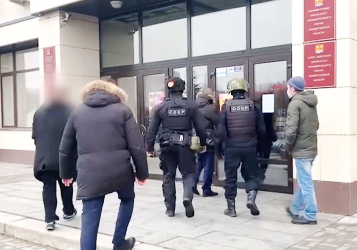 В Ленинградской области сотрудники СОБР обеспечили проведение обысков по уголовному делу о злоупотреблении должностными полномочиями