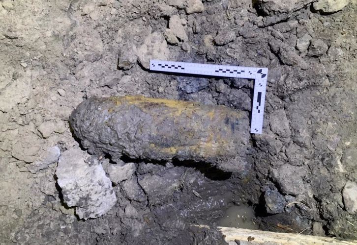 Взрывотехники транспортного ОМОН обследовали боеприпас времен войны, обнаруженный при проведении земляных работ