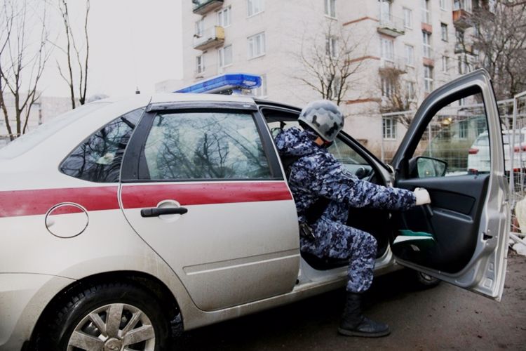 В Приморском районе сотрудники Росгвардии задержали правонарушителя, который нанес ножевое ранение мужчине