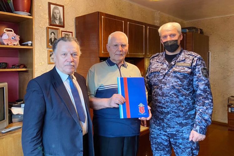 Представители вневедомственной охраны Центрального района поздравили с юбилеями двух ветеранов службы