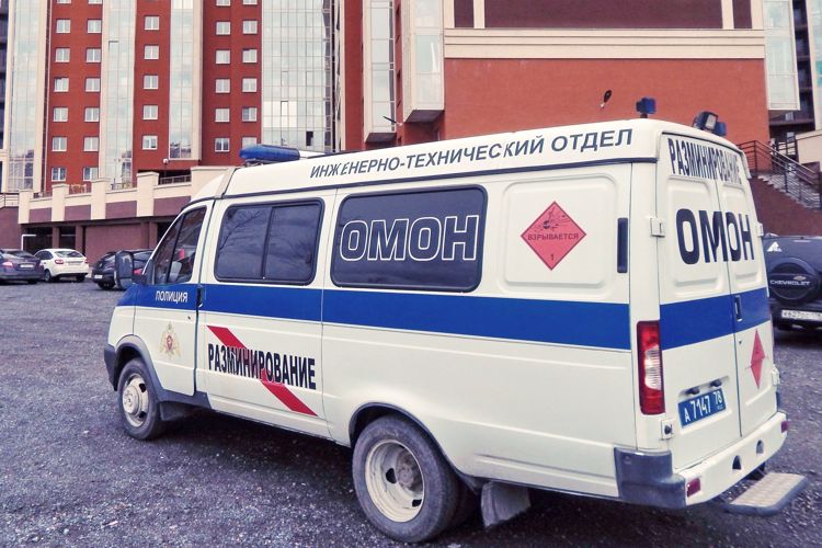 Сотрудники ОМОН обследовали боеприпас времен войны, обнаруженный у дома в Шушарах