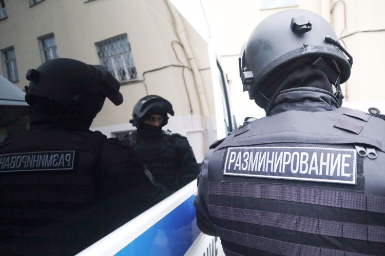 Сотрудники ОМОН обезвредили боеприпас времён войны, обнаруженный в Красносельском районе 