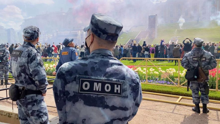Сотрудники и военнослужащие Росгвардии обеспечили правопорядок при проведении церемонии открытия фонтанов в Петергофе