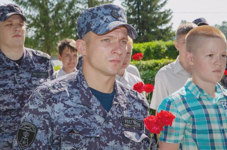 В Волхове сотрудники вневедомственной охраны вместе с воспитанниками местного спортивного клуба присоединились к акции «Свеча памяти»