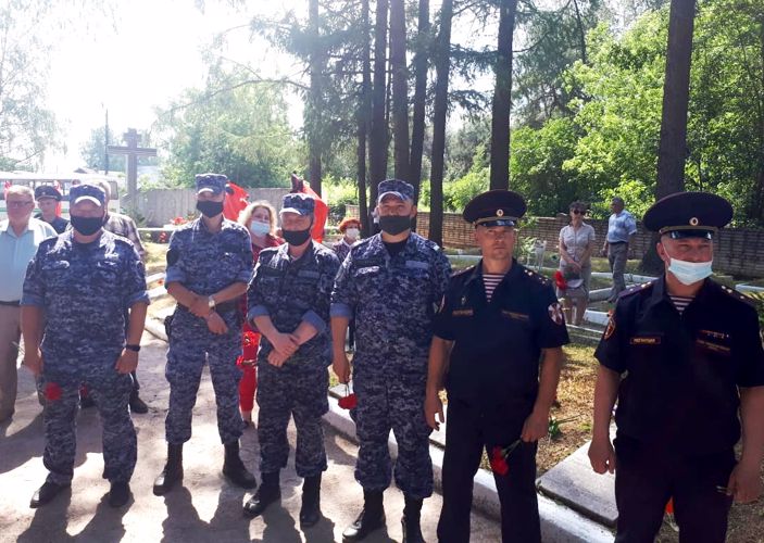 В Тихвине сотрудники вневедомственной охраны присоединились к патриотической акции Росгвардии «На страже памяти»