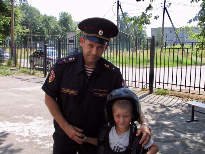 В Волхове представители вневедомственной охраны приняли участие в акции «Каникулы с Росгвардией» 