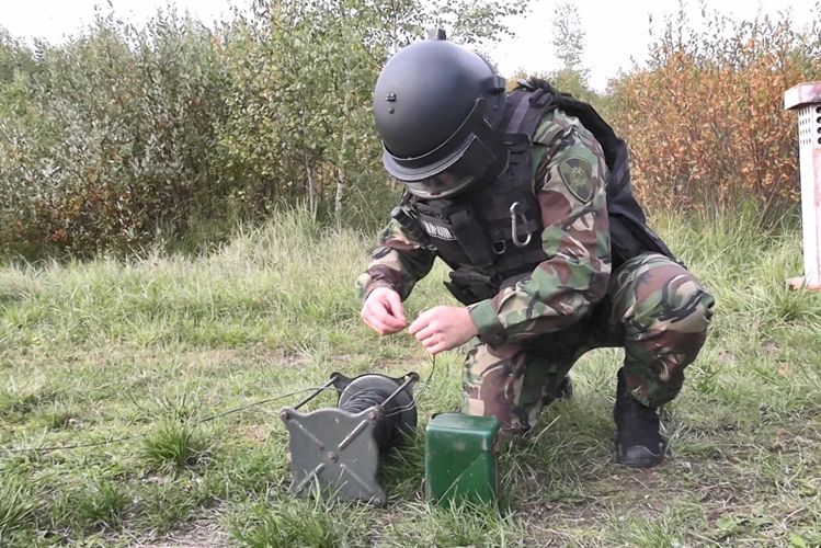 Взрывотехники ОМОН уничтожили на полигоне 100-килограммовый фугас времен войны, ранее обнаруженный в Стрельне