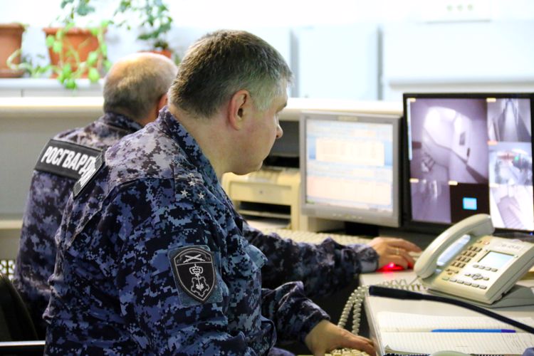 В Выборгском районе наряд вневедомственной охраны задержал подозреваемого в совершении грабежа