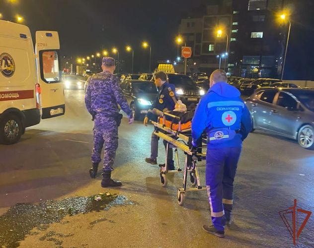 Росгвардейцы пришли на помощь попавшему в ДТП петербуржцу