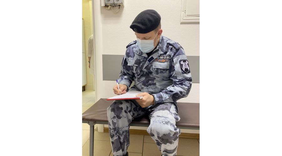Сотрудники ОМОН оказали экстренную донорскую помощь двум пациентам онкоцентра с редкой группой крови