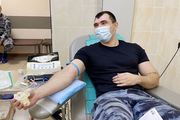 Сотрудники ОМОН оказали экстренную донорскую помощь двум пациентам онкоцентра с редкой группой крови