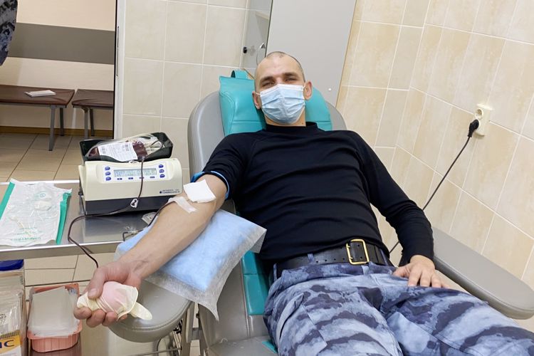 Сотрудники ОМОН оказали экстренную донорскую помощь двум пациентам онкоцентра с редкой группой крови