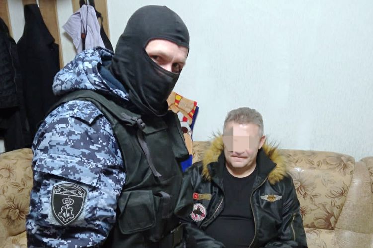 Сотрудники Росгвардии задержали гражданина, который из окна своей квартиры стрелял по прохожим