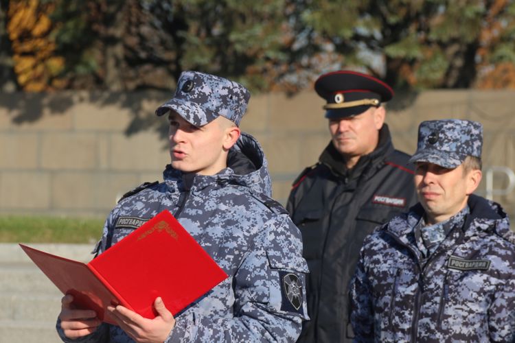 В отделах вневедомственной охраны прошли церемонии приведения к присяге молодых сотрудников
