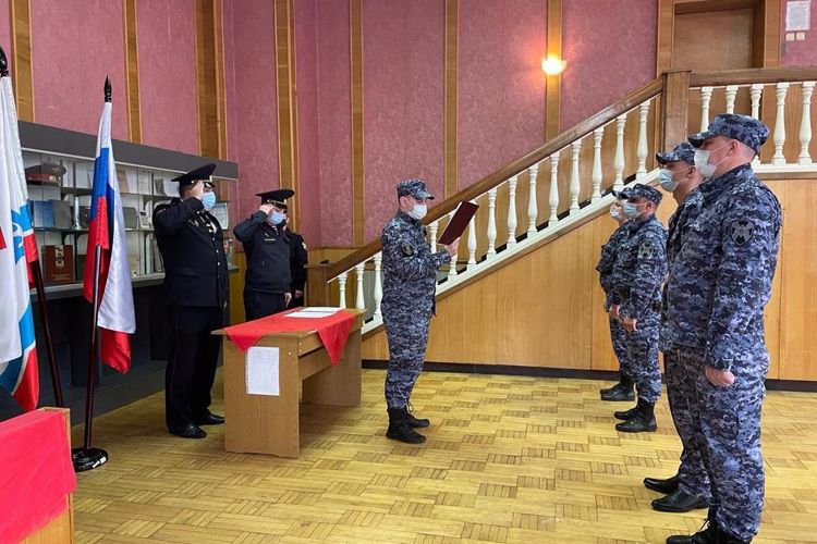 В отделах вневедомственной охраны прошли церемонии приведения к присяге молодых сотрудников