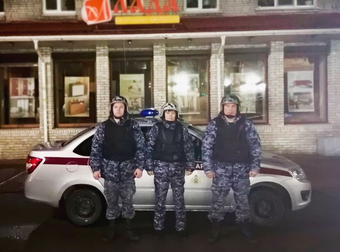 В Лодейном Поле сотрудники Росгвардии задержали двоих правонарушителей, проникших в магазин с целью кражи