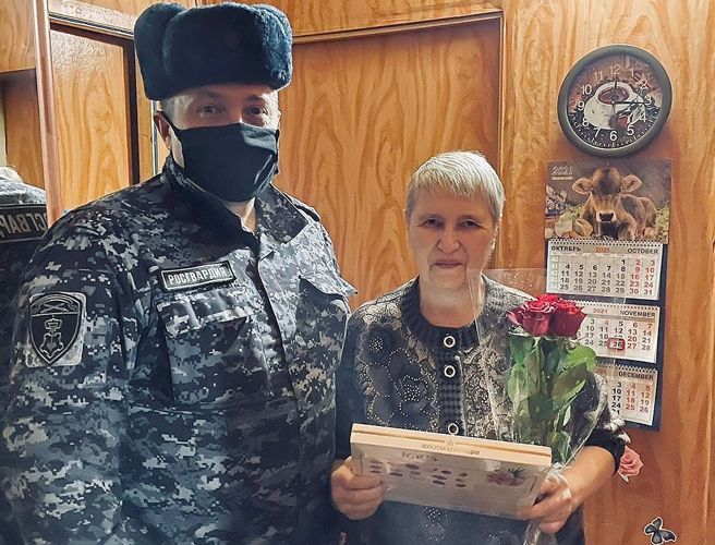 Сотрудники вневедомственной охраны Санкт-Петербурга и Ленинградской области навестили матерей погибших сослуживцев
