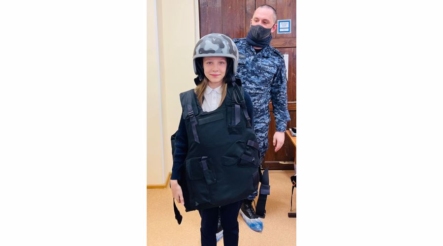 Сотрудники вневедомственной охраны провели урок мужества для школьников Сестрорецка