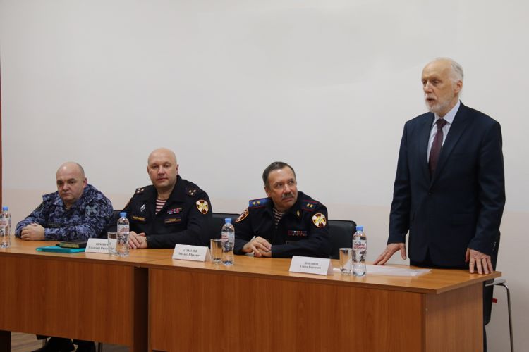 Уполномоченный по правам человека в Ленинградской области вручил благодарность сотруднику Росгвардии, спасшему женщину от вооруженного грабителя