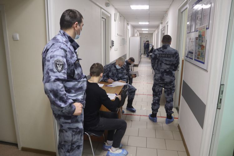 Сотрудники транспортного ОМОН ГУ Росгвардии оказали донорскую помощь пациентам онкологического центра (видео)