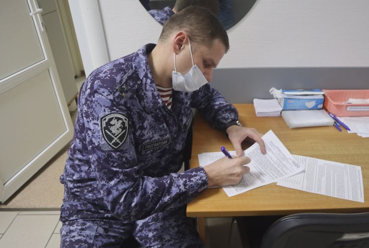Сотрудники транспортного ОМОН ГУ Росгвардии оказали донорскую помощь пациентам онкологического центра (видео)