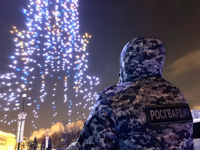 Сотрудники ОМОН ГУ Росгвардии приняли участие в обеспечении правопорядка на световом шоу дронов в Санкт-Петербурге (видео)