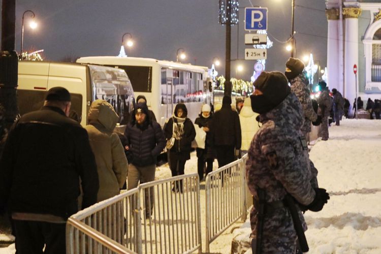 Сотрудники ГУ Росгвардии обеспечивают правопорядок и общественную безопасность в Санкт-Петербурге в новогоднюю ночь