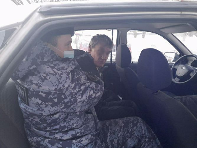 В Красносельском районе сотрудники Росгвардии задержали хулигана, который на улице размахивал ножами 