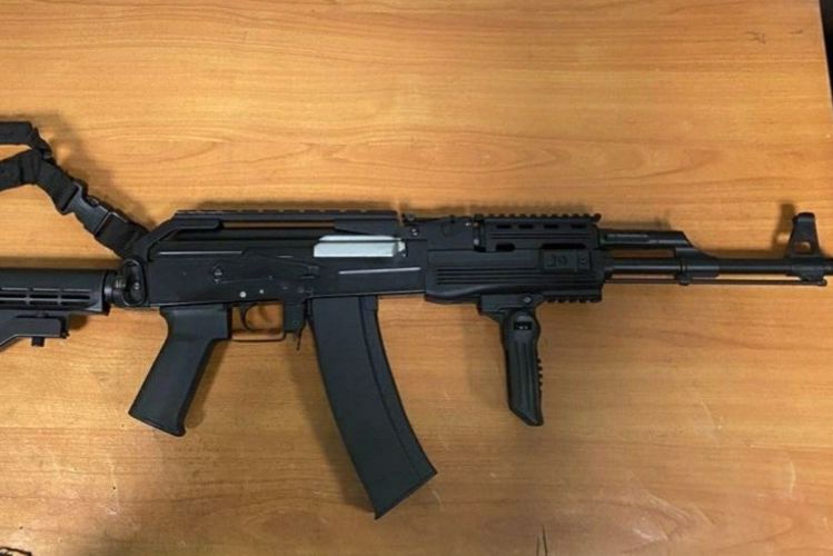 В Центральном районе сотрудники Росгвардии задержали вооруженного автоматом гражданина