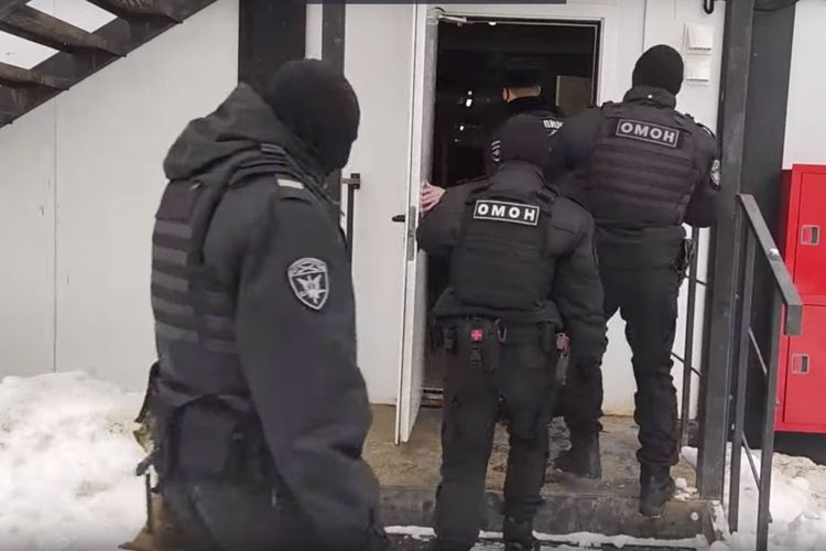 В Ленинградской области сотрудники ОМОН Росгвардии обеспечили проведение рейда по противодействию незаконной миграции