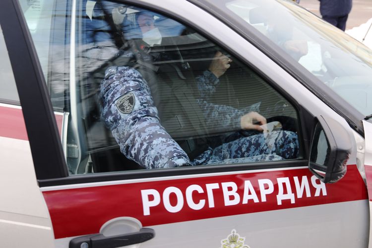 На проспекте Маршала Жукова сотрудники Росгвардии задержали хулиганов, разбивших стекло в трамвае