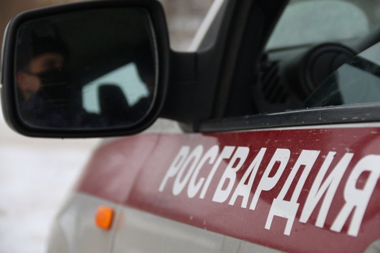 В Ломоносове сотрудники Росгвардии обнаружили автомобиль, в салоне которого неизвестные насильно удерживали мужчину