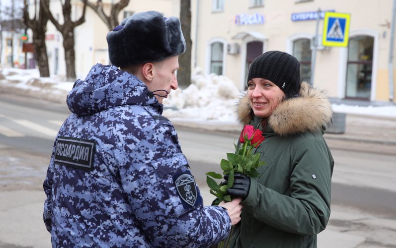 В Волхове сотрудники Росгвардии поздравили жительниц города с Международным женским днем
