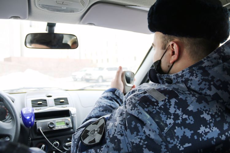 В Киришах сотрудники Росгвардии задержали троих правонарушителей, один из которых ножом угрожал повару ресторана