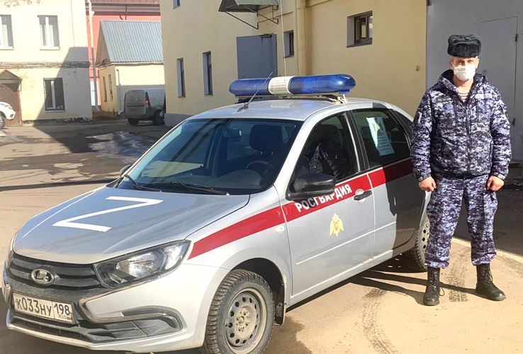 В Вырице сотрудник Росгвардии, возвращаясь со службы домой, задержал правонарушителя, скрывшегося с места ДТП