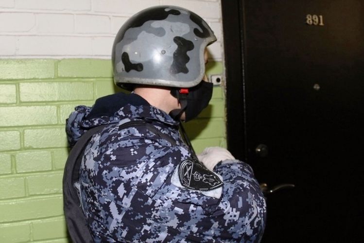 В Красносельском районе сотрудники Росгвардии задержали гражданина, повредившего имущество в жилом доме