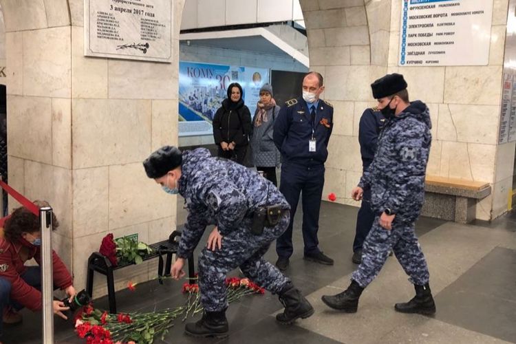 Представители Росгвардии почтили память жертв террористического акта в петербургском метро