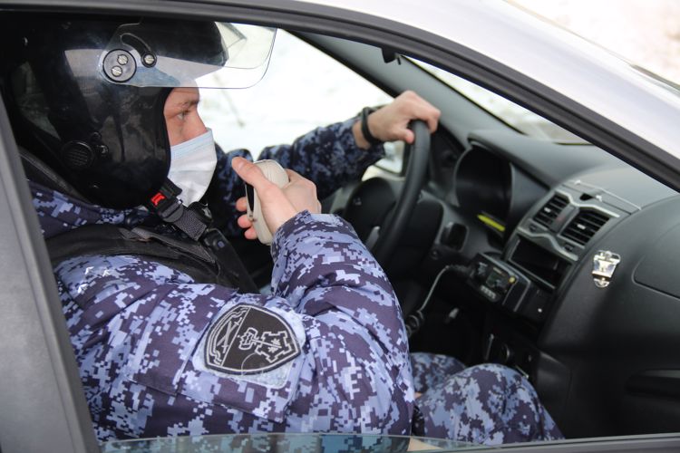 В Кировском районе Петербурга росгвардейцы задержали агрессивного посетителя магазина
