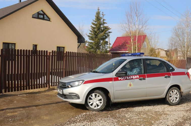В Гатчинском районе сотрудники Росгвардии и полиции задержали подозреваемого в краже из частного дома