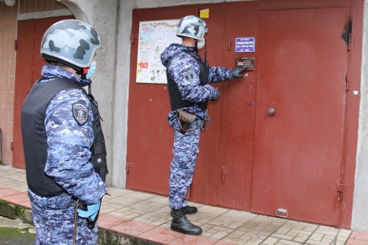 В Центральном районе росгвардейцы задержали гражданина, угрожавшего ножом женщине