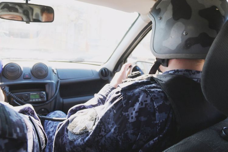 В Выборгском районе Петербурга сотрудники Росгвардии задержали агрессивного пассажира трамвая