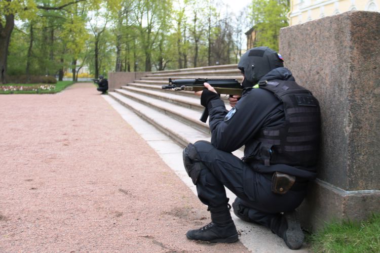 Сотрудники ГУ Росгвардии провели тактико-специальные учения в Русском музее по обезвреживанию преступников