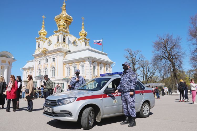 В Петергофе сотрудники ГУ Росгвардии приняли участие в обеспечении правопорядка на Весеннем празднике фонтанов