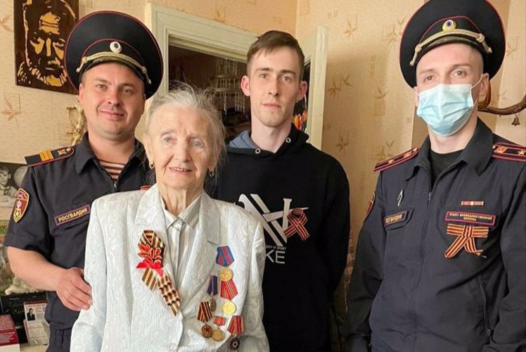 Представители вневедомственной охраны Росгвардии поздравили ветеранов службы с Днем Победы