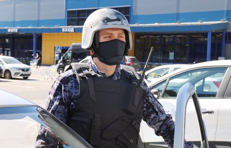В Василеостровском районе сотрудники Росгвардии задержали гражданина, подозреваемого в использовании поддельного документа