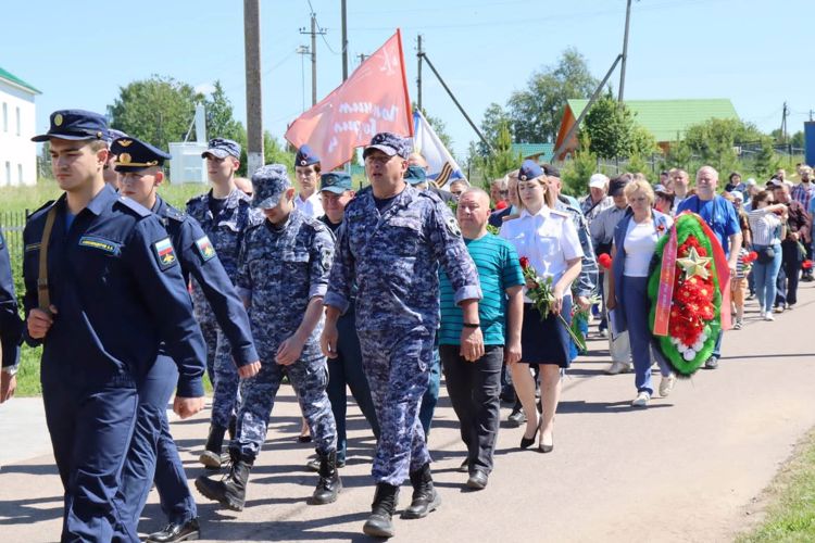 В городе Лодейное Поле сотрудники Росгвардии приняли участие в торжественных районных мероприятиях