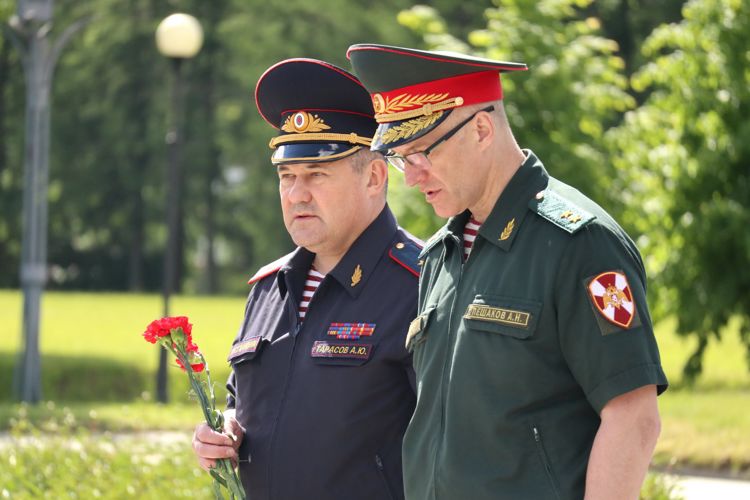 Представители ГУ Росгвардии приняли участие в общегородском мероприятии, посвященном Дню памяти и скорби