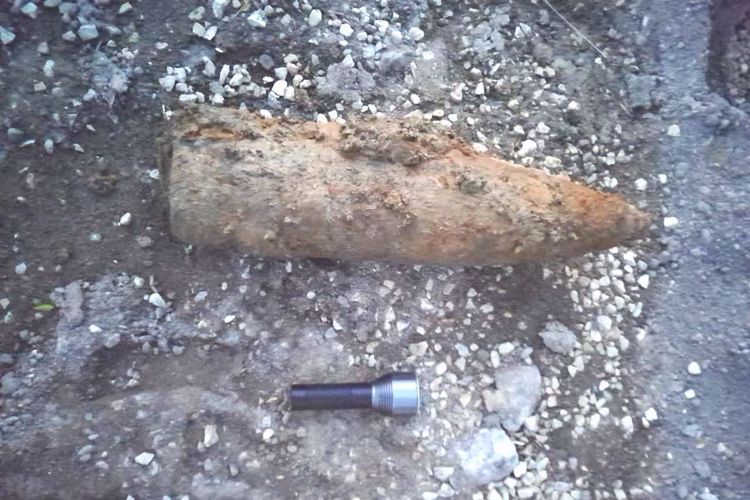 Специалисты-взрывотехники ОМОН обследовали два боеприпаса времен войны