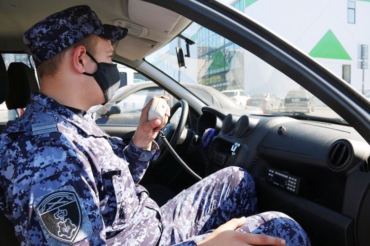 В Выборгском районе наряд вневедомственной охраны задержал правонарушителей, похитивших товары из магазина одежды