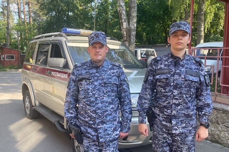 В Комарово сотрудники Росгвардии оказали первую доврачебную помощь велосипедистке, сбитой автомобилем